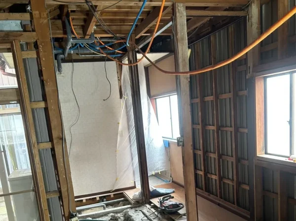 配線や配管を傷つけないように解体