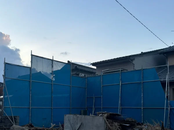 隣との間に養生した家