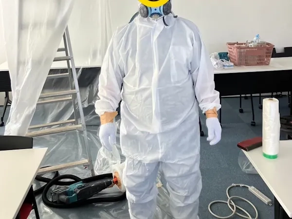 富山のアスベスト解体工事　株式会社エイキ　アスベスト作業用防護服一式