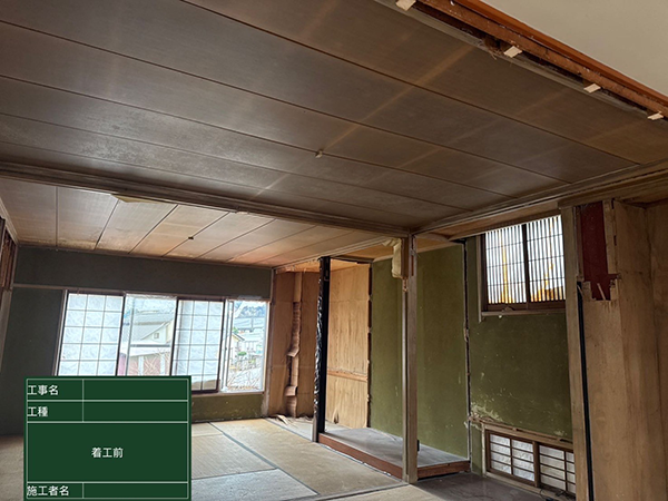 吹き付けアスベスト除去工事　天井材解体前の和室