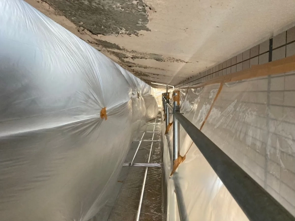 富山のアスベスト解体工事屋　株式会社エイキ　施設内のアスベスト塗材　養生作業中
