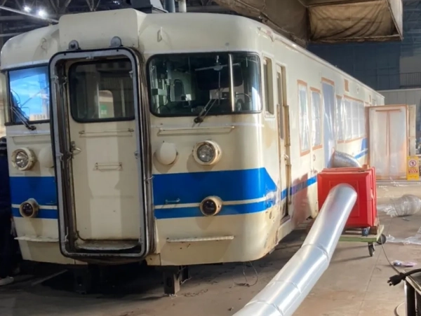 富山の株式会社エイキ　鉄道車両のアスベスト除去　外側から作業直前の様子を撮影