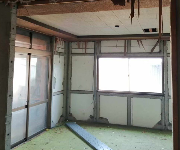 解体予定のアスベスト含有建物の部屋