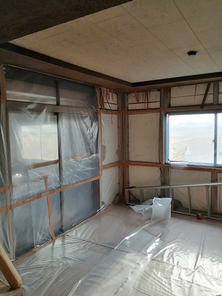 養生シートが貼られた解体予定のアスベスト含有建物の部屋