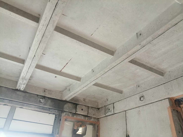 解体予定のアスベスト含有建物の部屋に吹き付けられたアスベストを除去した状態