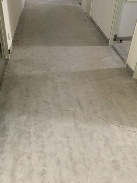 アスベスト含有長尺シートを完全に除去した廊下