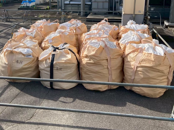 除去したアスベスト含有長尺シートが入ったフレコンバッグ