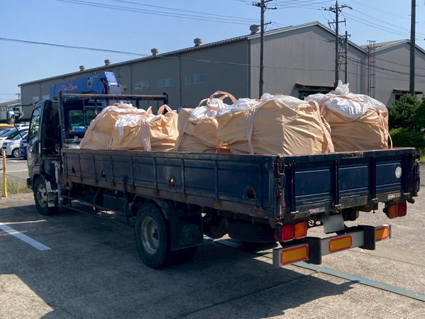 除去したアスベスト含有長尺シートは入ったフレコンバッグを載せたトラック