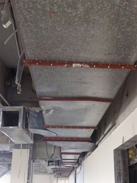 部屋の奥まで延びるダクト