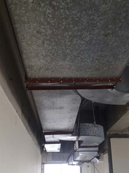 あらゆる方向へ分岐しているダクト