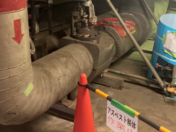除去前の配管保温材