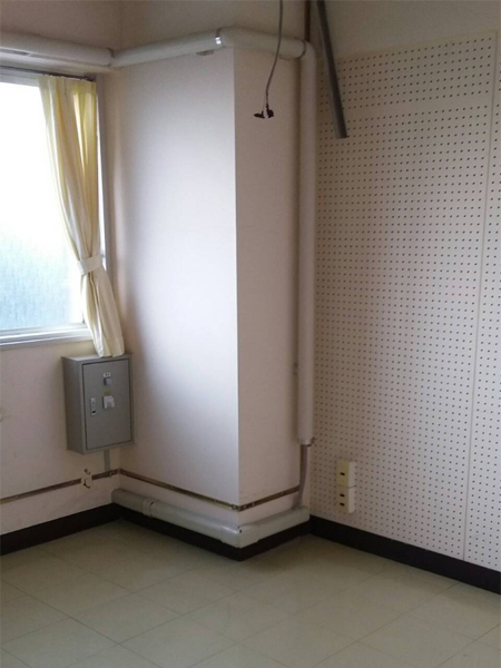 壁の中に埋め込まれている煙突