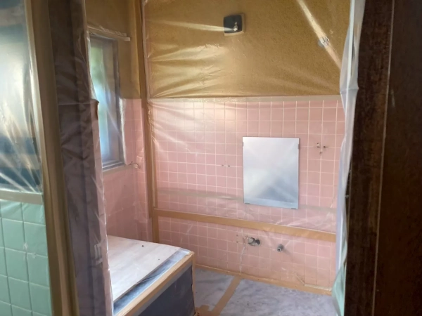 富山の株式会社エイキ 高岡市での住宅アスベスト除去 お風呂の養生