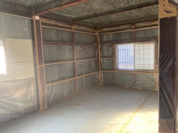 富山の株式会社エイキ 高岡市での住宅アスベスト除去 室内の養生作業