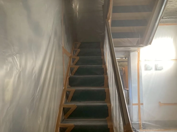 富山の株式会社エイキ 高岡市での住宅アスベスト除去 階段の養生