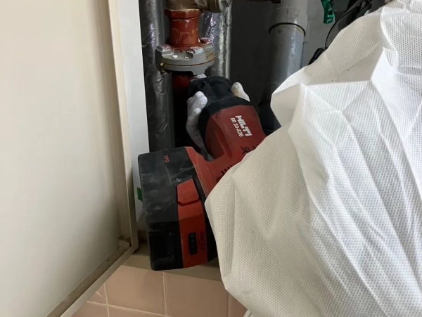 富山の株式会社エイキ　トイレ改修に伴う　アスベスト除去　レベル2　ボルト切断による除去