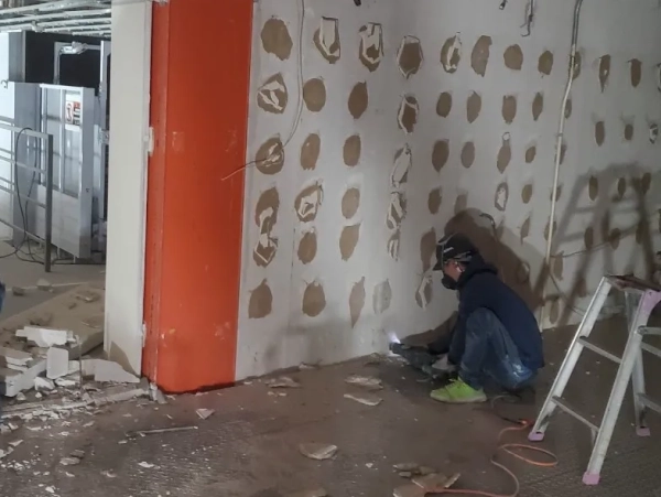 富山の薬品工場でのレベル1アスベスト除去。株式会社エイキの作業員が内装解体工事を行っている写真