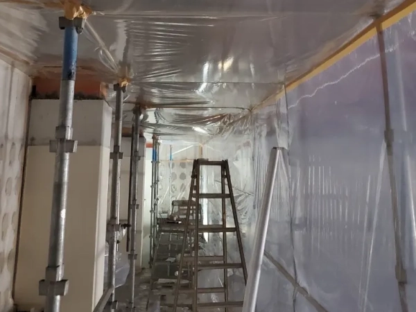 富山の株式会社エイキ　薬品工場でのレベル1アスベスト除去　隔離養生作業