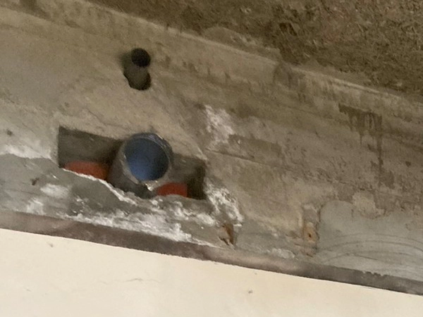 壁に埋め込まれた石綿セメント円筒1