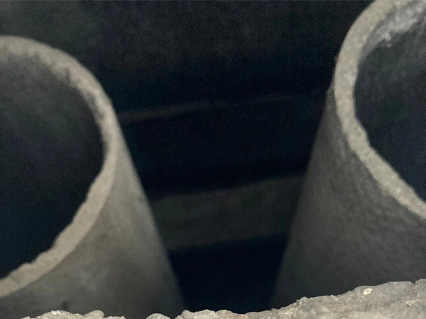 壁に埋め込まれた石綿セメント円筒2