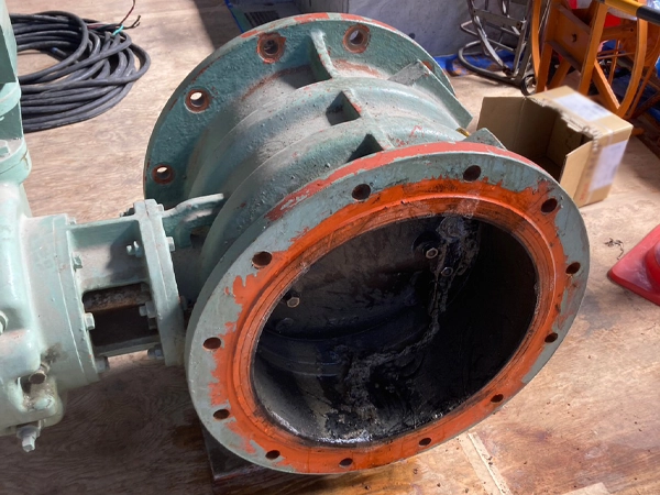 大きな配管のフランジ