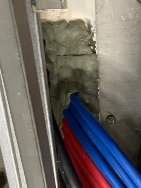 ケーブル貫通部に施工されたアスベスト含有パテ