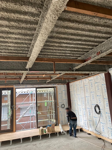 内装解体された後の部屋の天井にある吹き付けアスベスト