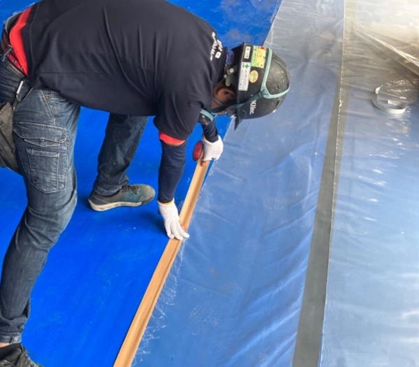 富山のアスベスト除去現場で、養生作業をしている風景