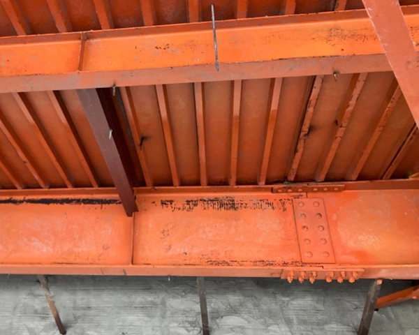 吹き付けアスベストを除去した後の、天井の風景