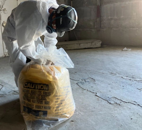 富山の株式会社エイキ(EIKI Inc.)の作業員がアスベストを密閉している様子