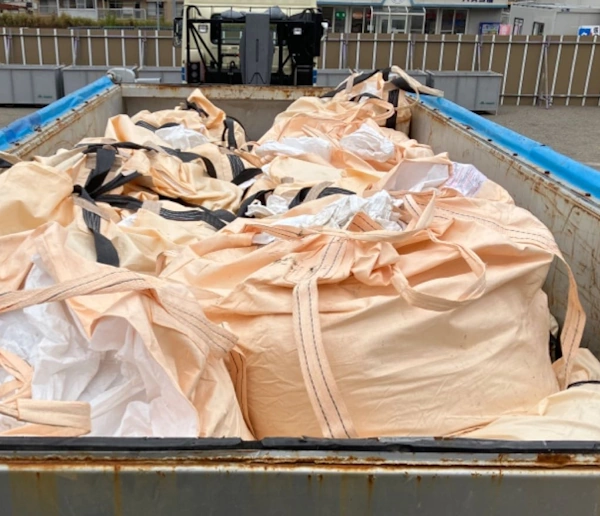 アスベストをトラックで、最終処分場まで運ぶ風景