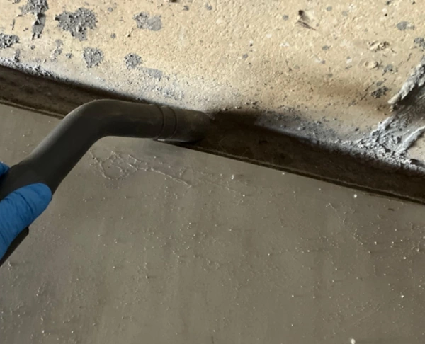 アスベスト除去後の清掃の様子