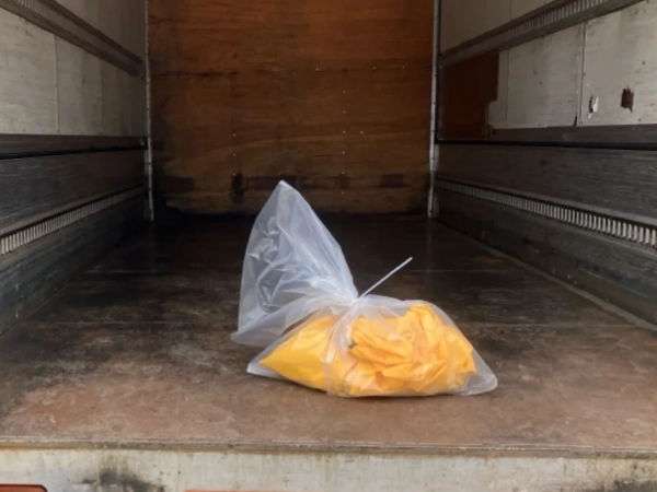 富山でレベル3小型パッキンのアスベスト除去。株式会社エイキのトラックに袋詰めされたアスベストを積み、処分所まで運搬する。