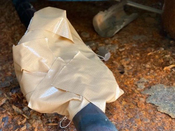 富山でレベル3小型パッキンのアスベスト除去。湿潤化の後にテープで養生し完全に塞いでいる状態の写真