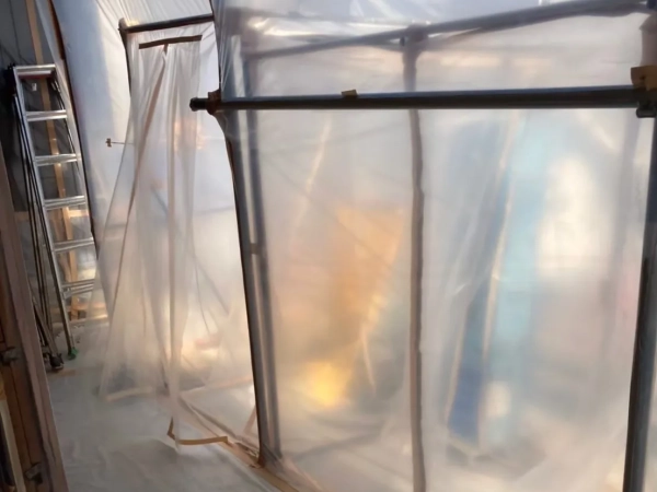 富山県内のアスベスト除去工事現場。鉄パイプと養生シートを繋げて組まれたセキュリティゾーンの写真。