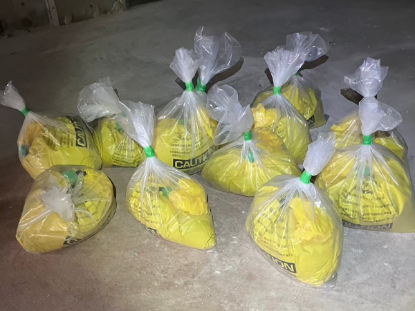 アスベストが入った廃棄袋。二重梱包で密封された廃棄袋が12個並んでいる。