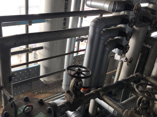 アスベスト保温材除去現場となる配管