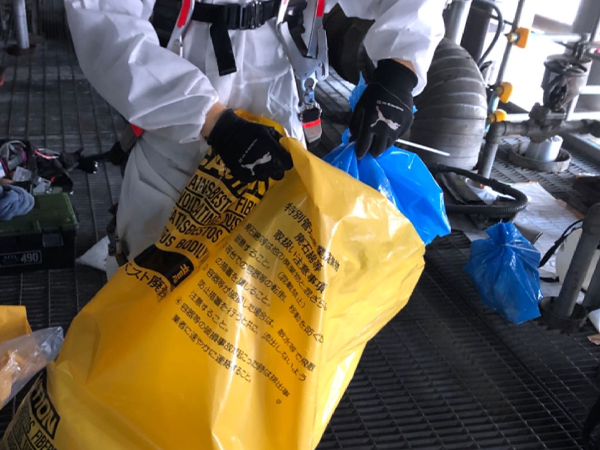 アスベストの二重梱包(一重目)