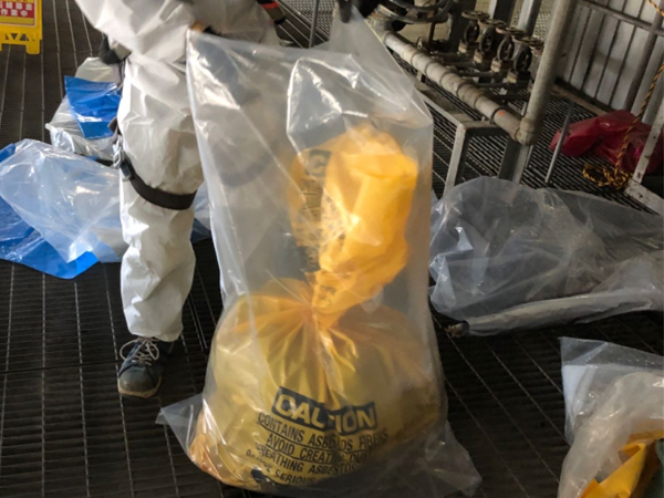 アスベストの二重梱包(二重目)