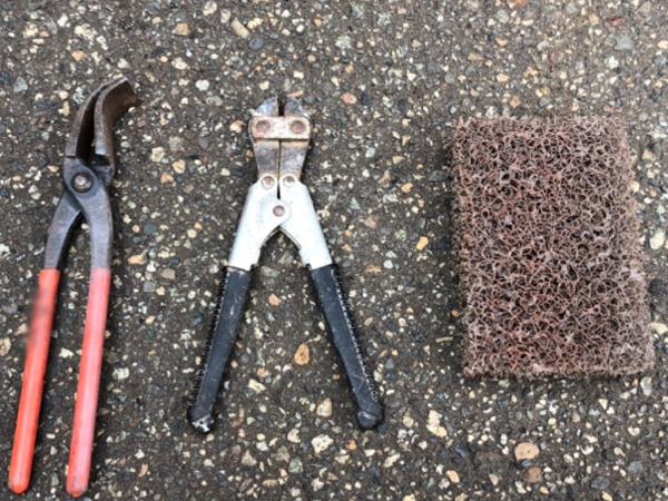 アスベスト除去で使用する工具のツカミ・ハサミ・たわし