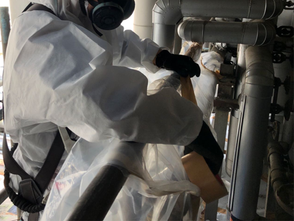 グローブバッグを配管に取り付けている