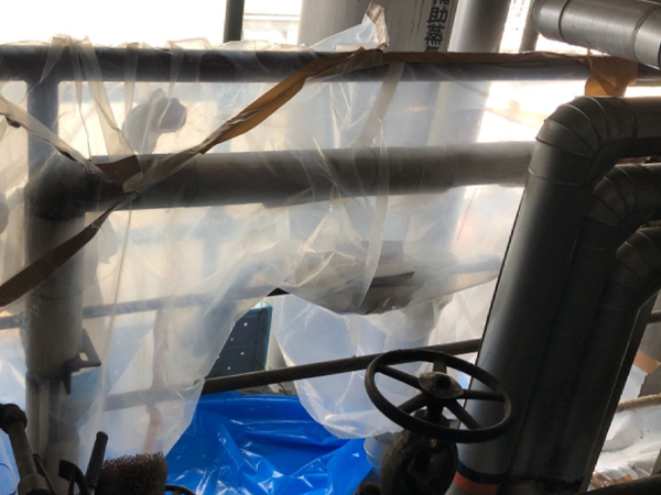 グローブバッグが取り付けられた配管