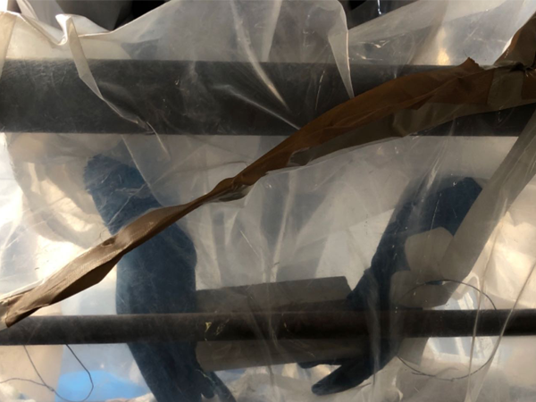 グローブバッグの手袋を外からはめてアスベスト保温材を除去