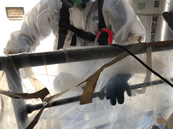 アスベスト除去後に飛散防止剤を散布