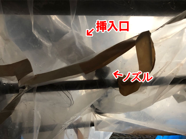 グローブバッグ内の空気を真空掃除機で吸引