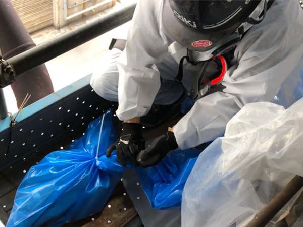 グローブバッグの作業エリアと廃棄袋を分離中1