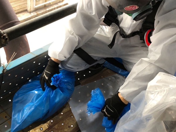 グローブバッグの作業エリアと廃棄袋を分離中2