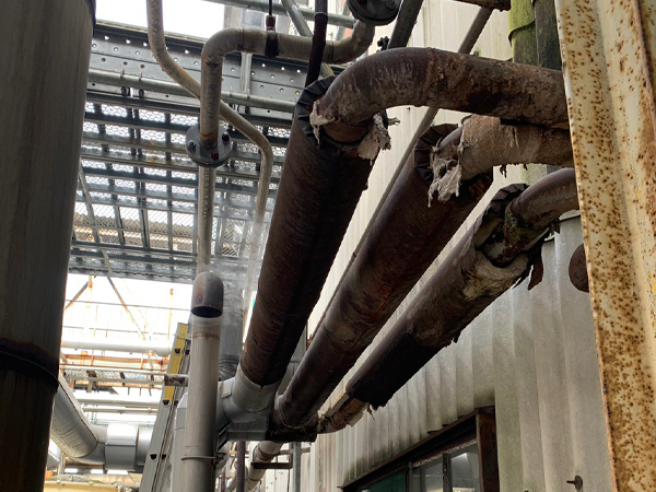 アスベスト保温材除去工事前の配管