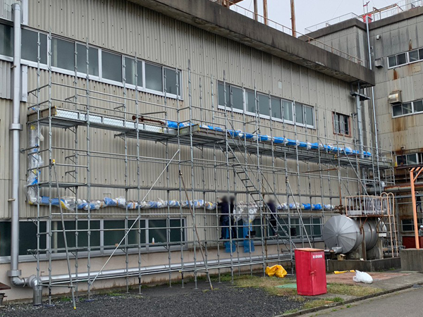 アスベスト保温材除去の為にグローブバッグで包まれた配管