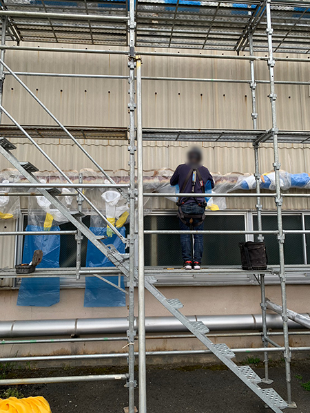 配管にグローブバッグをつけている様子